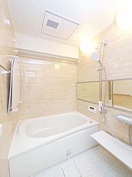 [風呂] 浴室暖房換気乾燥機つきのバスルームは、脱衣スペースとの温度差によるヒートショックを防ぐことができ、ご高齢のご家族や高血圧の方にも人気の設備です。