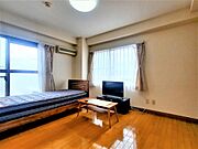 洋室8.4帖、照明器具は備え付けです。