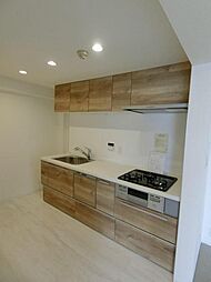 [キッチン] 吊戸棚も付いた、収納豊富なキッチン。新規交換済みです。