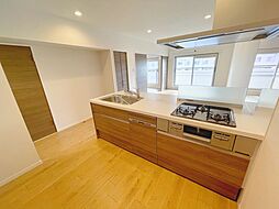 [キッチン] システムキッチンには食洗器付きで傷のつきにくい天板を使用しています。
