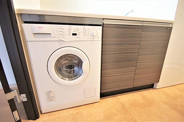 画像14:ＩＨコンロの下部にはドラム式洗濯乾燥機が備え付けであります。