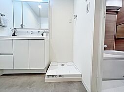 [内装] 洗濯機を配置しても十分なスペースを確保した設計となっております。