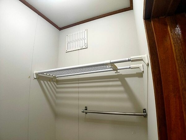 画像23:トイレの備品はこちらにまとめて置いておけますね