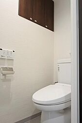 [トイレ] 温水洗浄便座付きトイレ＆吊戸棚