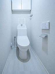 [トイレ] ホワイトカラーを基調とし、清潔感のある空間に仕上がりました。人気のウォシュレットタイプを採用♪