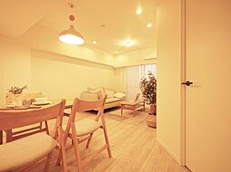 [居間] 生活の中心となるLDKは対面キッチンタイプの広々としたゆったりサイズ。生活動線をワンフロアに集中させることで、ご家族が自然と集まる空間を設計から実現しました。