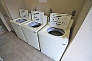 建物内にコインランドリーが設置されています。