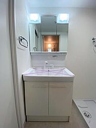 [洗面] 収納力と機能性に優れ、お手入れラクラク三面鏡洗面化粧台です。