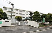 北九州市立萩ケ丘小学校（296m）
