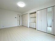 洋室9.36帖、照明器具は備え付けです。