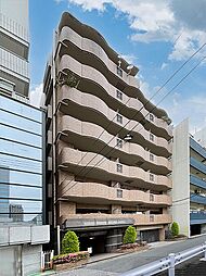 [外観] 首都圏のさまざまな方面にアクセスしやすい「新宿」駅より徒歩約10分の利便性の高いマンションです。