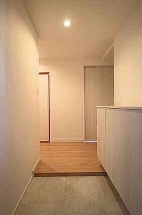 玄関からリビン...