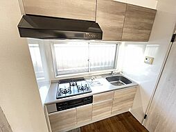 [キッチン] 3口ガスコンロ/グリル付きのシステムキッチンです♪場所を取るお鍋やお皿もすっきり収納できます♪窓があるので換気もOK♪