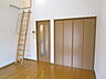 リビング/ダイニング：はしごを登ってロフトへ