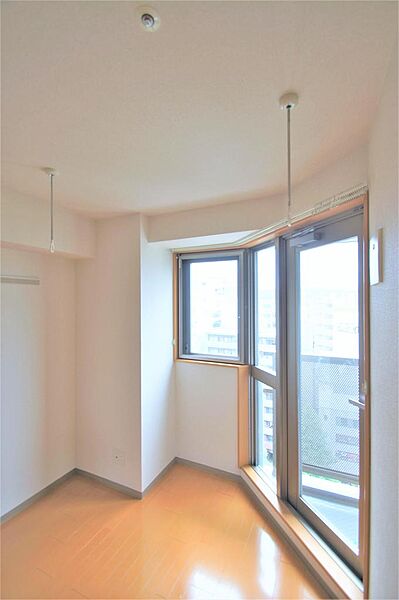 画像22:窓側の天井には物干し竿用のフックがあります。室内干し可能