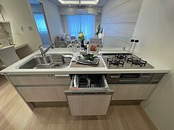 [キッチン] 使いやすいキッチンです、食器洗浄乾燥機付きで家事の負担が大幅にへらすことができますね。