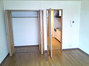 居間から玄関を撮影（１階同タイプ ）