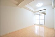 洋室１０．６帖、照明器具は備え付けです。