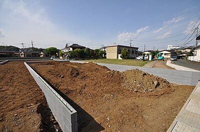 外観：【現地土地(A区画)】　A区画は間口を広く確保しております♪カースペースなど、ゆったりと間取りプランを立てていただけそうです♪　現地（2021年5月）撮影　※販売終了区画含む