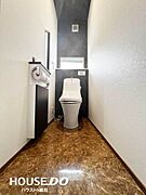 雰囲気のあるお洒落な床です♪窓付きトイレで換気もバッチリ行え、清潔感を保てます