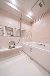 [風呂] 落ち着いた色味の浴室は温かみのある空間に。癒しスペースはゆったりと。