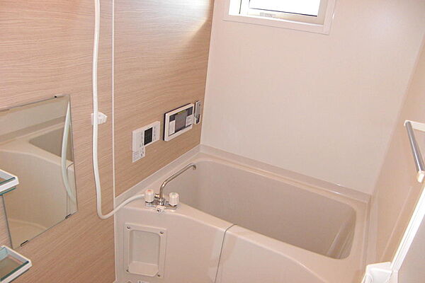 画像13:窓付きの浴室