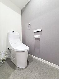 [トイレ] 圧迫感のないスッキリとしたプライベート空間ですね。