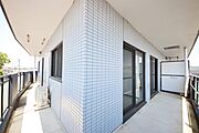 角部屋で日当たりも良好です(　^^　)２面バルコニーですので洗濯物もたっぷり干せそうですね　