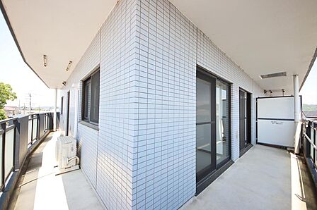 角部屋で日当たりも良好です( ^^ )2面バルコニーですので洗濯物もたっぷり干せそうですね