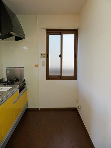 画像7:キッチンには窓もあり換気も出来ますね。