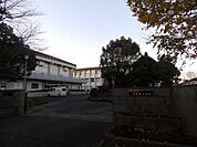 吉田南中学校【鹿児島市立吉田南中学校】は、本名町に位置する1947年創立の中学校です。令和3年度の生徒数は215人で、9クラスあります。校訓は「礼節・立志・努力」です。 10m