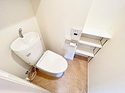 [トイレ] 水周りはシンプルに清潔感のあるホワイトで統一。収納が付いて実用性も兼ね備えた造り。