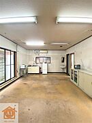 店舗(奥)西から撮影　窓があり、明るい店舗です！