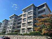 外観：六甲山地の麓で四季折々の変化を身近に味わえます。