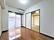 洋室5帖、照明器具は備え付けです。