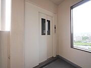 エレベーター付きのマンションです。