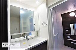 [洗面] 三面鏡仕様の洗面所は、身だしなみがしやすい造り！裏は収納になっています。ドライヤーやお化粧道具を片付けられるので洗面台周りをスッキリと見せることが出来ます！