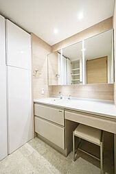 [洗面] 大きな三面鏡とゆとりのあるカウンターの洗面化粧台です。パウダールームとしても居心地良くお使いいただけるプライベート空間です。