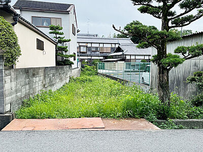 外観：【貝塚市三ツ松】建築条件なし&敷地面積33坪超！最寄駅、こども園、小学校が徒歩5分圏内！子育て中の方に嬉しい立地です。また、三ツ松大橋まで徒歩4分圏内のため、府道239号へのアクセスもスムーズです。