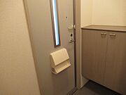 玄関の中から出入り口を撮りました。右がシューズボックスです。