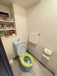 [トイレ] 爽やかなブルーのトイレ。後ろに棚があるので、小物の置き場所にも困りません