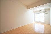 洋室１１．７帖、照明器具は備え付けです。