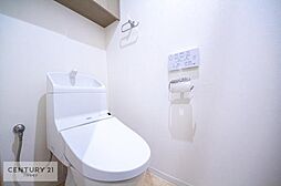 [トイレ] 白を基調とした清潔感のあるトイレです！お手入れラクラク！温水洗浄便座なので冬場は冷たい便座に座らなくて済みますね。
