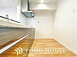 [キッチン] 大型の冷蔵庫やレンジボードもしっかり置ける広々としたキッチンスペース。