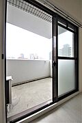 東向きの窓は大きく採光が取れます。