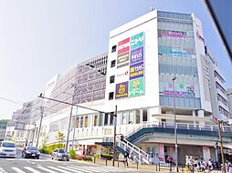 [周辺] サクラス戸塚　1500m　スーパー「sanwa」やインテリア「ニトリ」などが集う、毎日の暮らしに便利なショッピングセンター。 