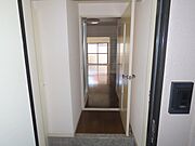 落ち着いた色の室内