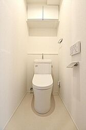 [トイレ] ボタン一つで洗浄可能なパワー脱臭機能付きトイレ