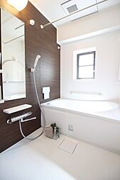 [風呂] 浴室乾燥機付きのお風呂も丸ごと新品です！マンションには珍しく、窓があり換気ができるのが嬉しいですね