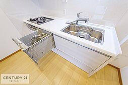 [キッチン] 便利なシステムキッチン！主婦には嬉しい食洗器つき。毎日のお料理も楽しくなります。
